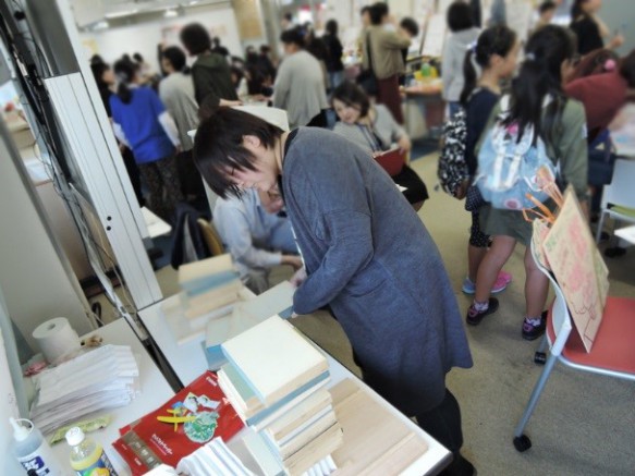 製作した模型がどのくらいの重さに耐えられるか測定