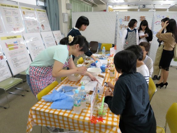 大好評の「カッテージチーズづくり」の様子②