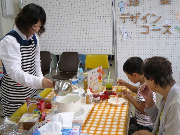 大好評の「カッテージチーズづくり」の様子①