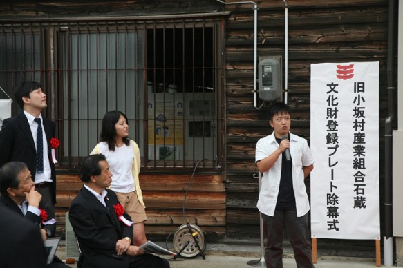 建物の特徴や価値について学生が発表。地域住民の前で緊張気味