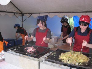 おいしくな～れ♪焼きそば作りもどんどん慣れてきて手際もよくなりました。