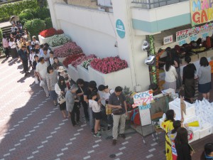 １日100食限定の「わくわくランチ」を求めてお客様が並んでくださいました。 なんと、１０分たらずで完売！