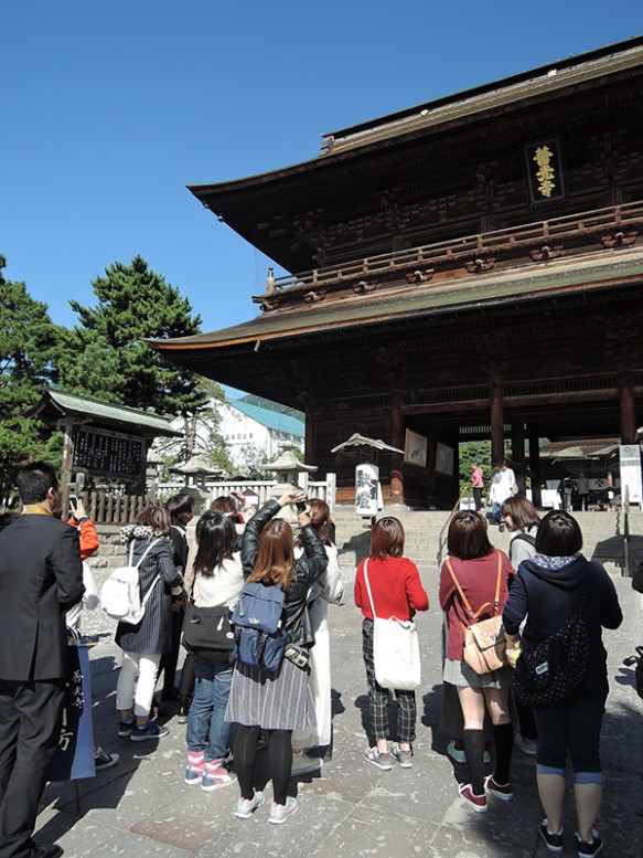 【善光寺山門】コーディネーターの解説に耳を傾けて。