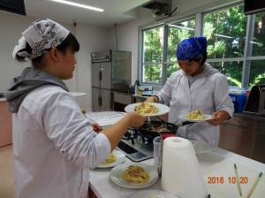 温かい料理は温かく食べる配膳中！