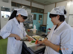 花餅の飾付け用に野菜をカット中。