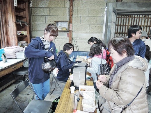 石臼で惹いたコーヒーもふるまい　会話を通して地域の方々と交流を深める