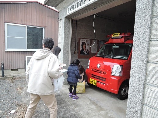 最初の問題を解くと分かる合言葉は「○○○ゴマ!」そこにはお宝が…。子どもたちの笑顔に囲まれた体験となりました。