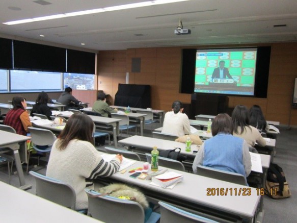 他大学の学生と一緒に受講してます