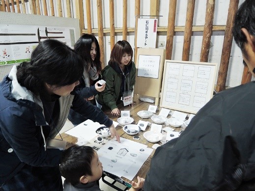 瓦のアートは石スタンプによるハンカチ製作!学生も丁寧に応対