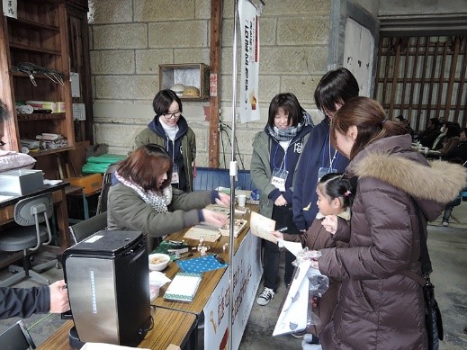 大盛況の石蔵宝物探し!大人よりも子どもの方が早く見つけられる