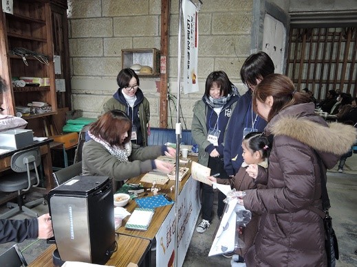 大盛況の石蔵宝物探し！大人よりも子どもの方が早く見つけられる