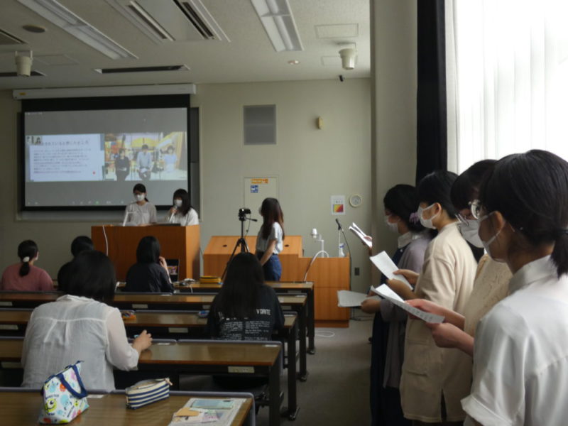 各コーナー担当学生が出番待ちの列を作っています