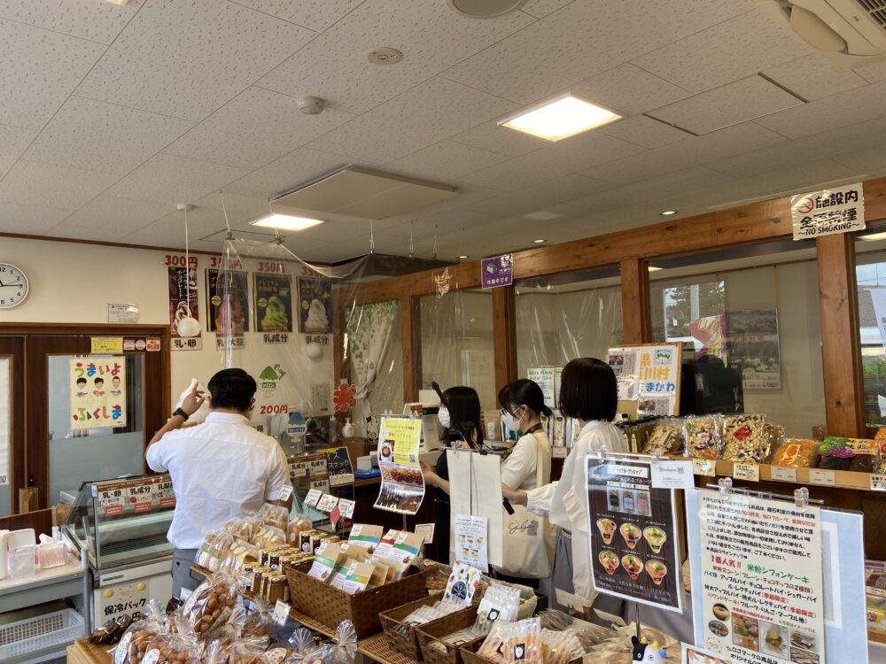 かんかんてらす様(JR鏡石駅に併設する、町活性化の拠点です。地元の美味しい商品の販売や観光の支援を行っています。)