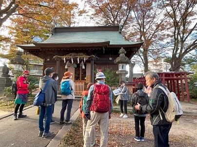 ⑧　愛宕神社の解説をする学生