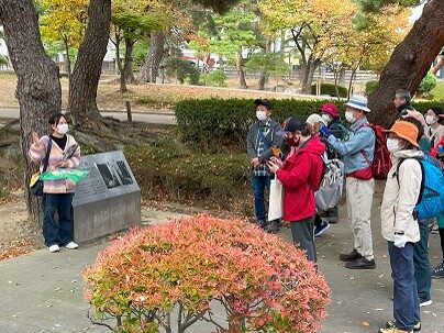 ⑥　麓山の飛瀑を解説する学生