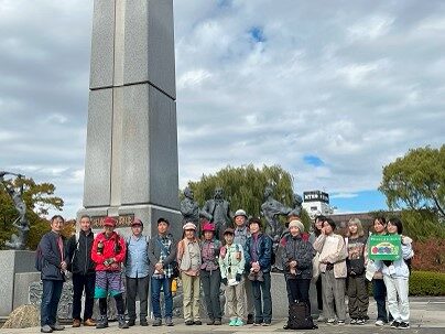 ②　開成山公園の「開拓者の像」前で参加者全員で記念撮影　